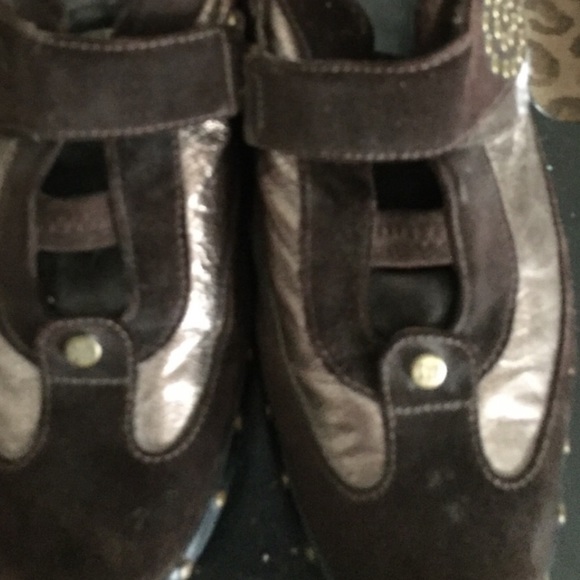 𝅺Stuart Weitzman size 10 Brown leather sneakers with Gold details Velcro closure - Picture 8 of 9